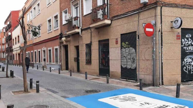 Calle Tenerife en Tetuán durante obras de peatonalización en Madrid.