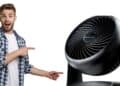 Hombre señala ventilador silencioso de sobremesa Honeywell HT900, superventas de Amazon para combatir el calor.