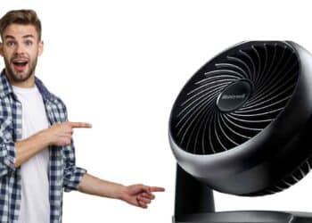 Hombre señala ventilador silencioso de sobremesa Honeywell HT900, superventas de Amazon para combatir el calor.