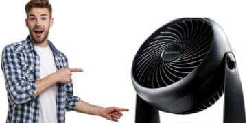 Hombre señala ventilador silencioso de sobremesa Honeywell HT900, superventas de Amazon para combatir el calor.