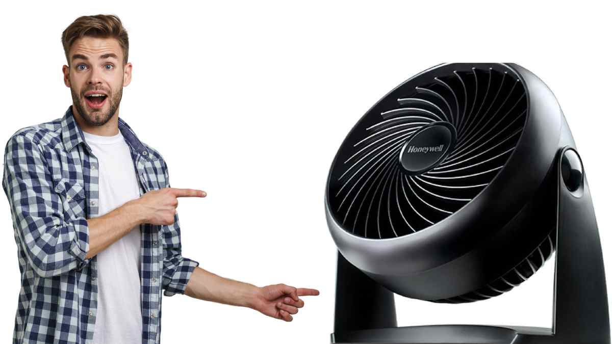 Hombre señala ventilador silencioso de sobremesa Honeywell HT900, superventas de Amazon para combatir el calor.