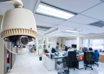 cámara de videovigilancia en oficina de trabajo.