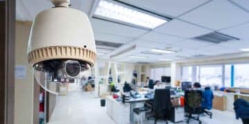 cámara de videovigilancia en oficina de trabajo.