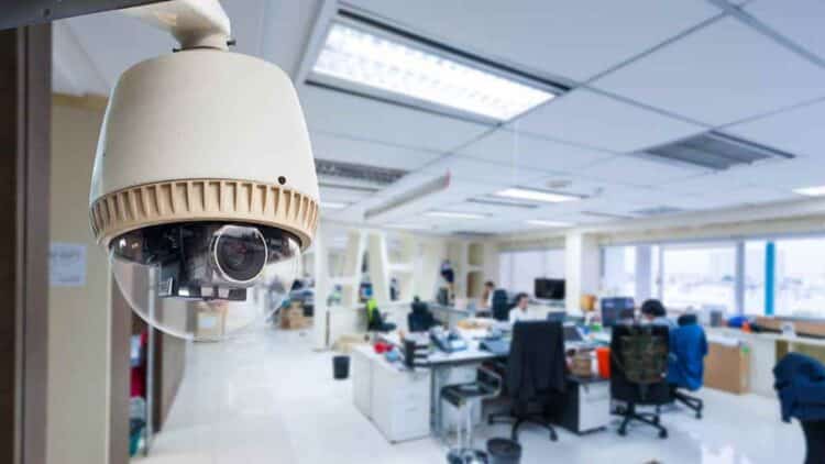 cámara de videovigilancia en oficina de trabajo.