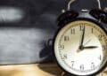 Cambio de hora de invierno 2025 en España, reloj marcando la madrugada del 26 de octubre confirmado por el BOE.