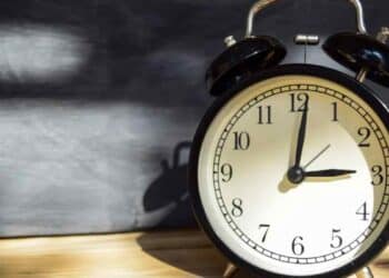 Cambio de hora de invierno 2025 en España, reloj marcando la madrugada del 26 de octubre confirmado por el BOE.