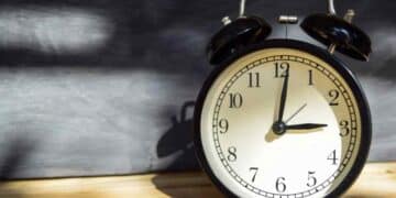 Cambio de hora de invierno 2025 en España, reloj marcando la madrugada del 26 de octubre confirmado por el BOE.
