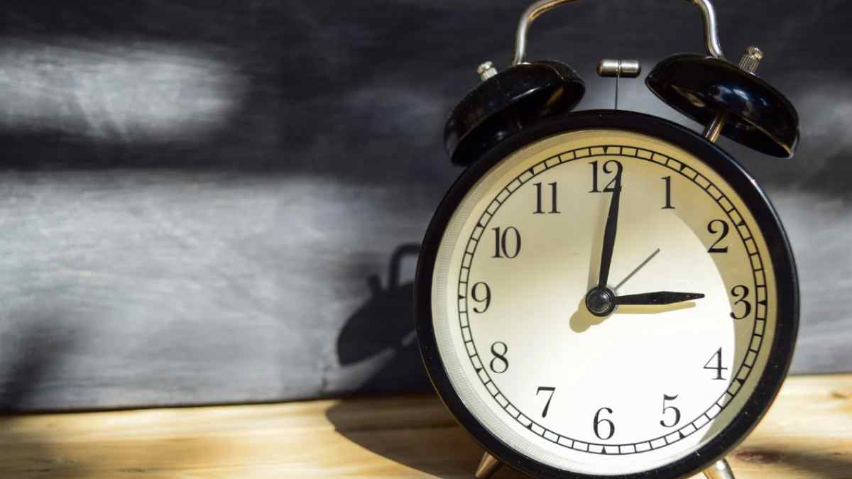 Cambio de hora de invierno 2025 en España, reloj marcando la madrugada del 26 de octubre confirmado por el BOE.