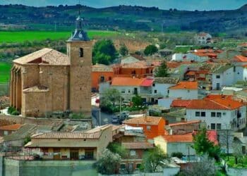 Vista panorámica de Albares, pueblo medieval con casas baratas y empleo cerca de Madrid.