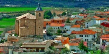 Vista panorámica de Albares, pueblo medieval con casas baratas y empleo cerca de Madrid.
