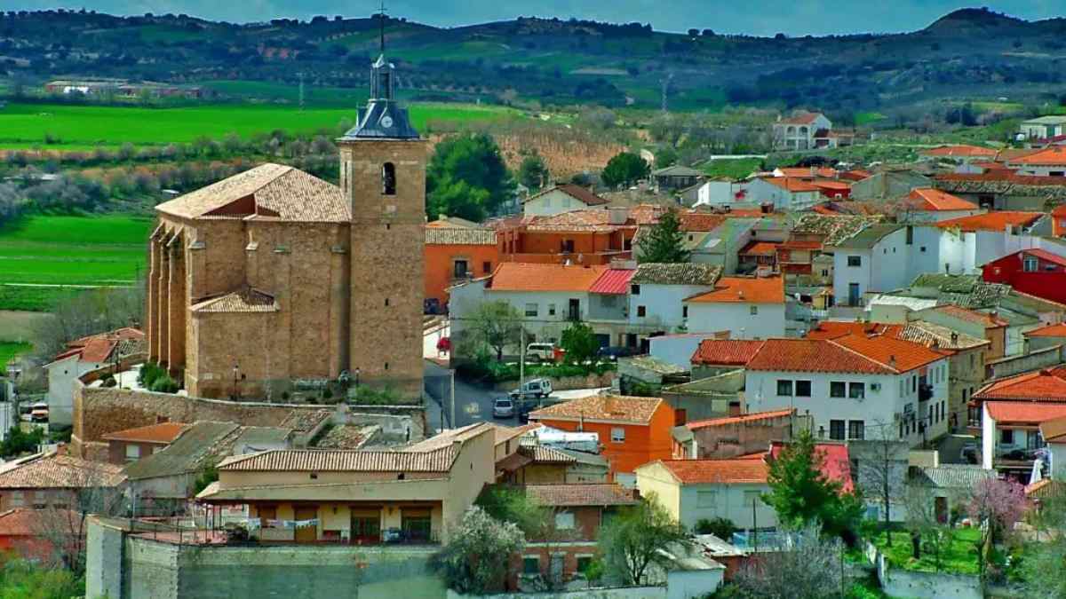 Vista panorámica de Albares, pueblo medieval con casas baratas y empleo cerca de Madrid.