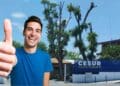 Estudiante satisfecho en centro oficial de Formación Profesional CESUR en Madrid.