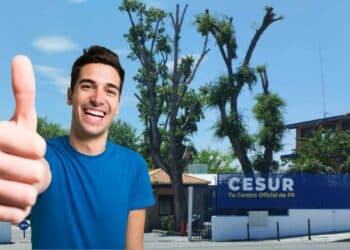 Estudiante satisfecho en centro oficial de Formación Profesional CESUR en Madrid.