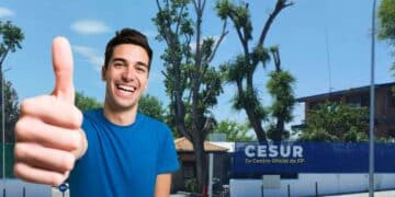 Estudiante satisfecho en centro oficial de Formación Profesional CESUR en Madrid.