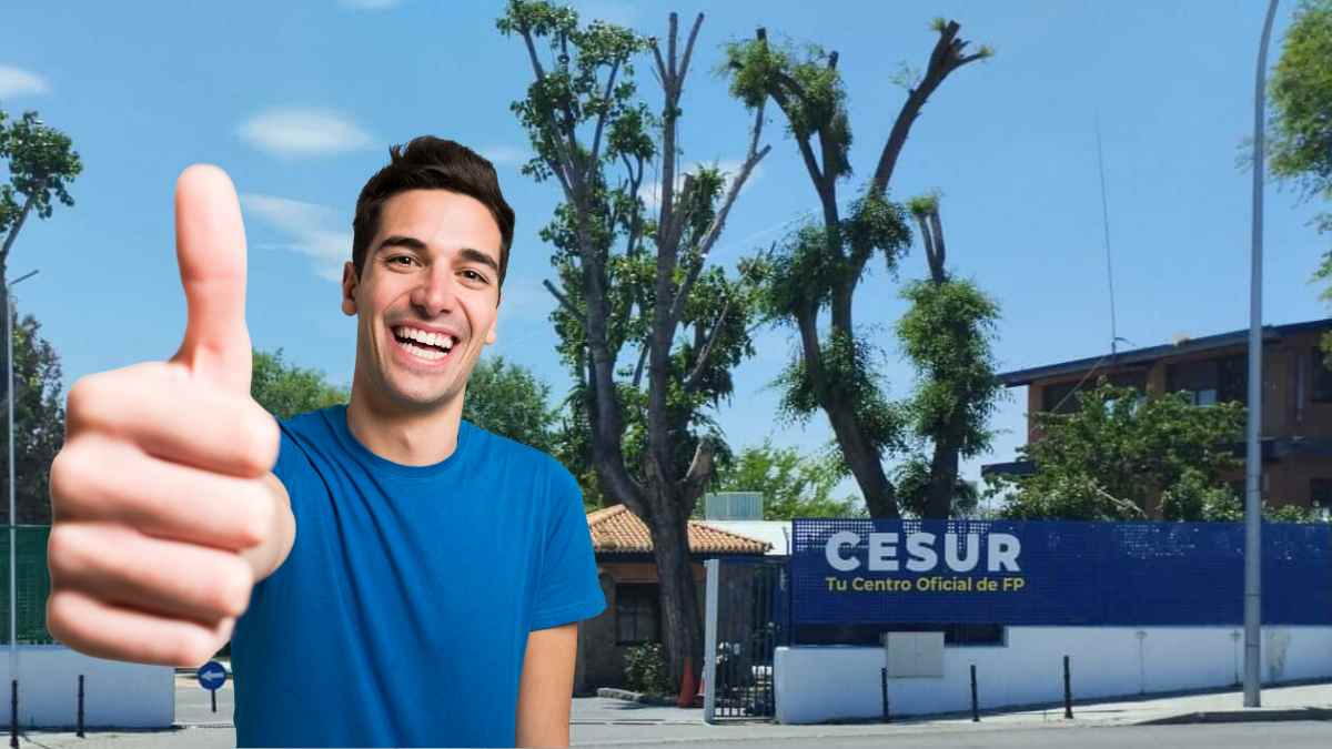 Estudiante satisfecho en centro oficial de Formación Profesional CESUR en Madrid.