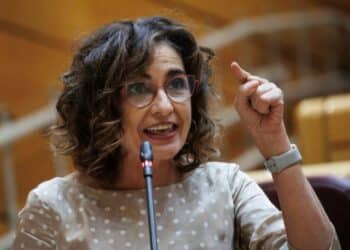 Ministra de Hacienda explicando el cheque familiar de 2.400 euros.