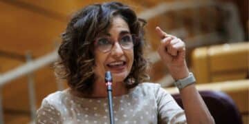 Ministra de Hacienda explicando el cheque familiar de 2.400 euros.