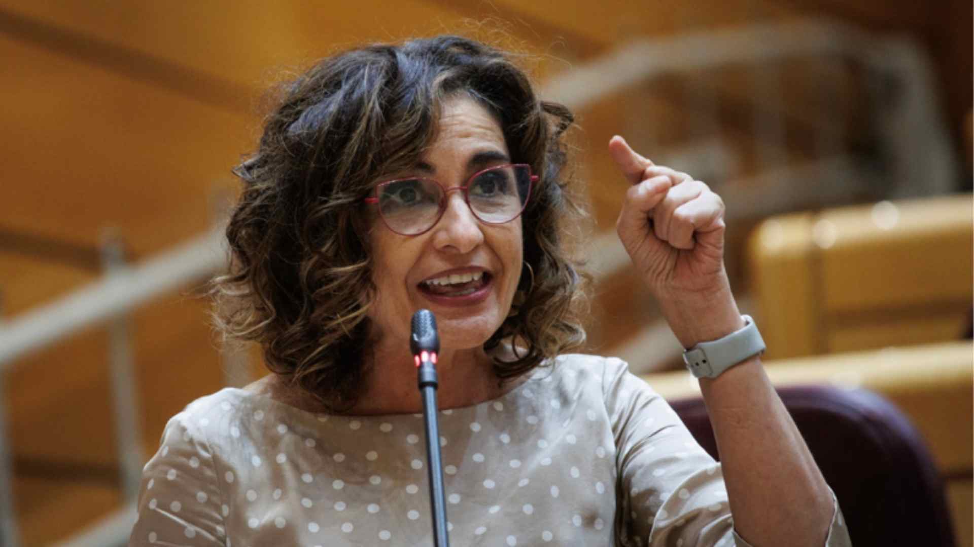 Ministra de Hacienda explicando el cheque familiar de 2.400 euros.