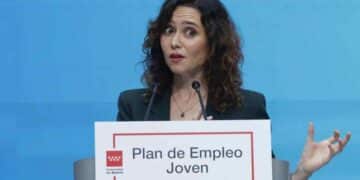 Presidenta de la Comunidad de Madrid presentando el Plan de Empleo Joven con cheques de formación de 1.500 euros.