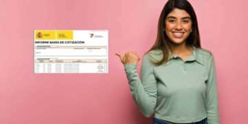 Mujer señalando informe bases de cotización Seguridad Social.
