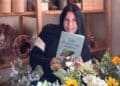 clara sanz con su libro todas las flores que olvidamos en su floristeria rural en somaen soria.