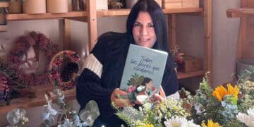 clara sanz con su libro todas las flores que olvidamos en su floristeria rural en somaen soria.