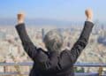 Hombre jubilado celebrando el cobro de dos pensiones en 2025.