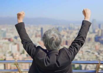 Hombre jubilado celebrando el cobro de dos pensiones en 2025.