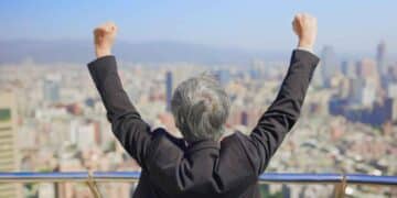 Hombre jubilado celebrando el cobro de dos pensiones en 2025.