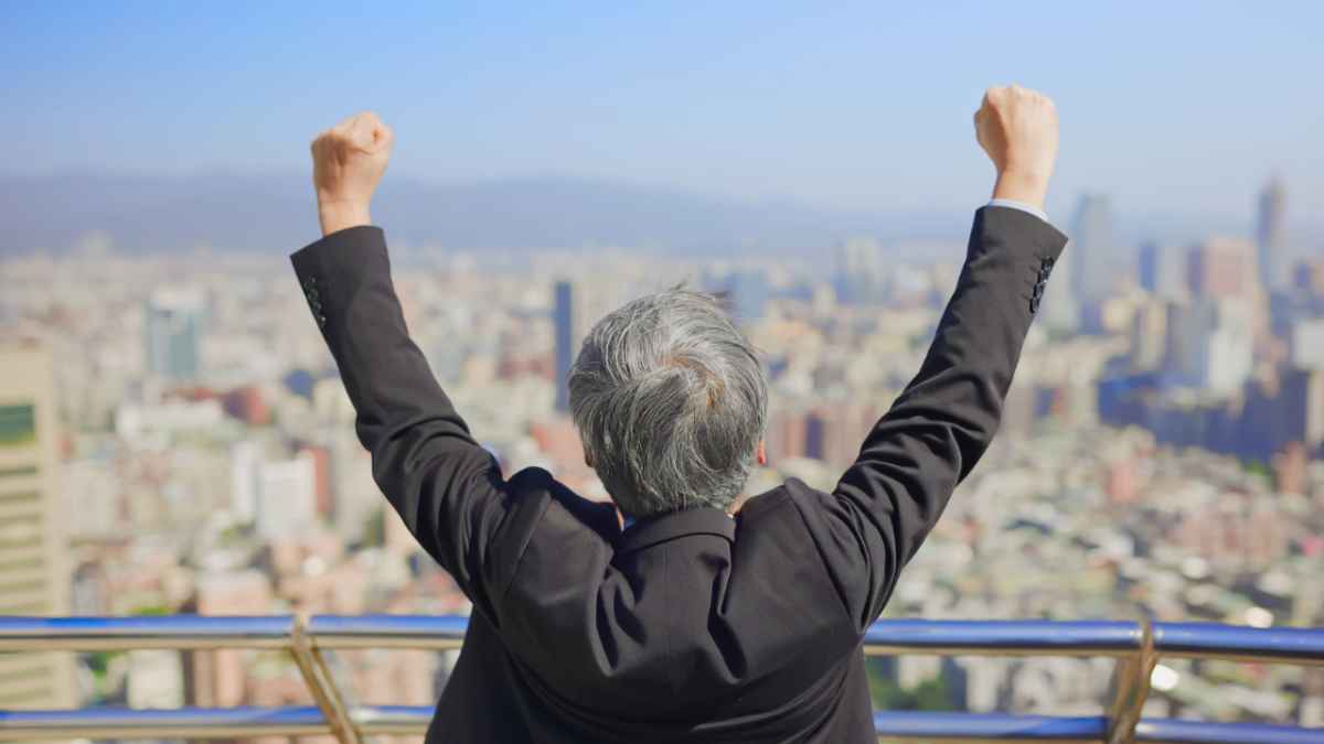 Hombre jubilado celebrando el cobro de dos pensiones en 2025.