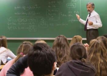 Profesor dando clase en aula con alumnos en Madrid.