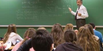 Profesor dando clase en aula con alumnos en Madrid.
