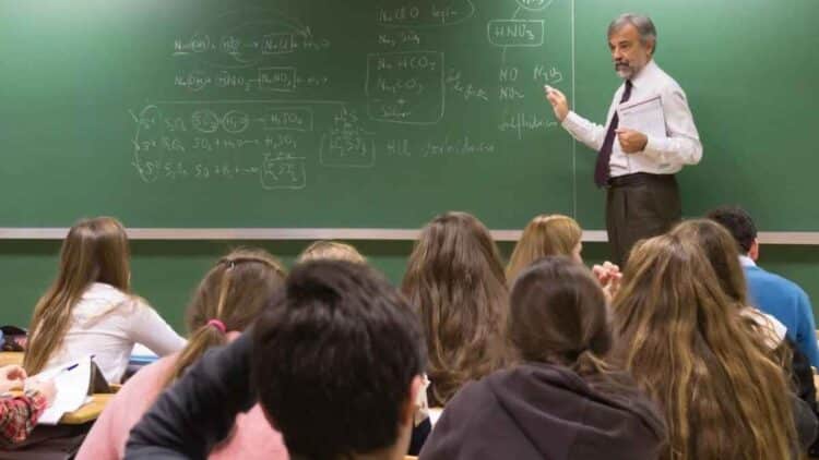 Profesor dando clase en aula con alumnos en Madrid.