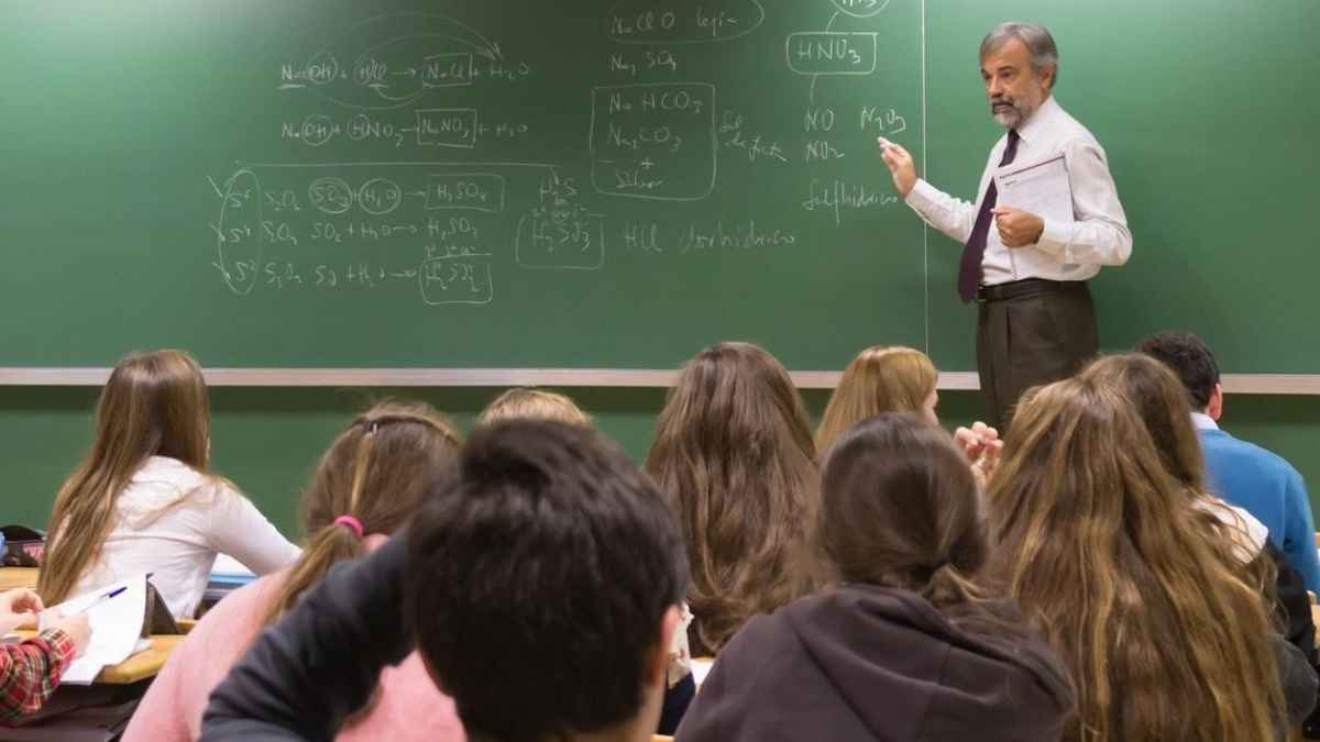 Profesor dando clase en aula con alumnos en Madrid.