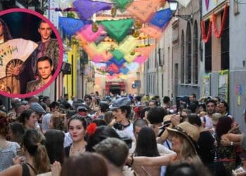 Multitud bailando en las Fiestas de La Paloma 2025 en La Latina con decoración de colores y grupo musical invitado.