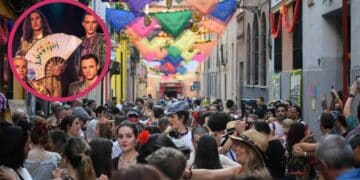Multitud bailando en las Fiestas de La Paloma 2025 en La Latina con decoración de colores y grupo musical invitado.