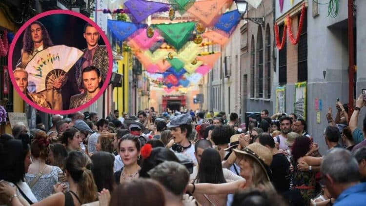 Multitud bailando en las Fiestas de La Paloma 2025 en La Latina con decoración de colores y grupo musical invitado.