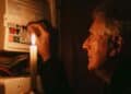 Hombre con vela durante corte de luz en Madrid por mantenimiento eléctrico agosto 2025.