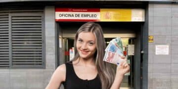 Mujer con dinero frente a oficina de empleo del SEPE en Madrid.