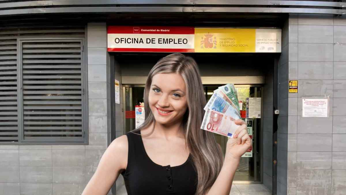 Mujer con dinero frente a oficina de empleo del SEPE en Madrid.