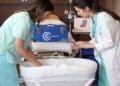 Personal sanitario del Hospital de Fuenlabrada preparando una cuna fría para duelo perinatal.