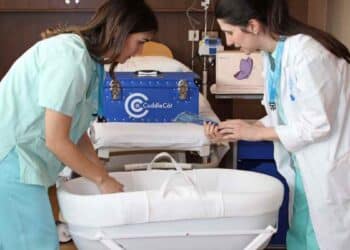 Personal sanitario del Hospital de Fuenlabrada preparando una cuna fría para duelo perinatal.