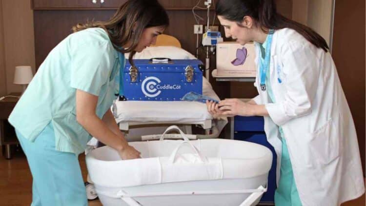 Personal sanitario del Hospital de Fuenlabrada preparando una cuna fría para duelo perinatal.