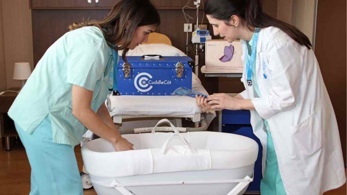 Personal sanitario del Hospital de Fuenlabrada preparando una cuna fría para duelo perinatal.