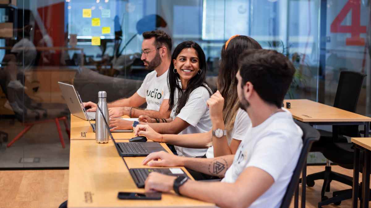 Alumnos de Nuclio Digital School en clase durante cursos gratuitos online de inteligencia artificial para marketing, diseño y RR.HH.