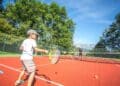 Niño practicando tenis en cursos infantiles de Barajas 2025 2026.