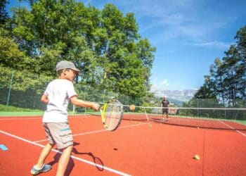 Niño practicando tenis en cursos infantiles de Barajas 2025 2026.