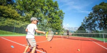 Niño practicando tenis en cursos infantiles de Barajas 2025 2026.