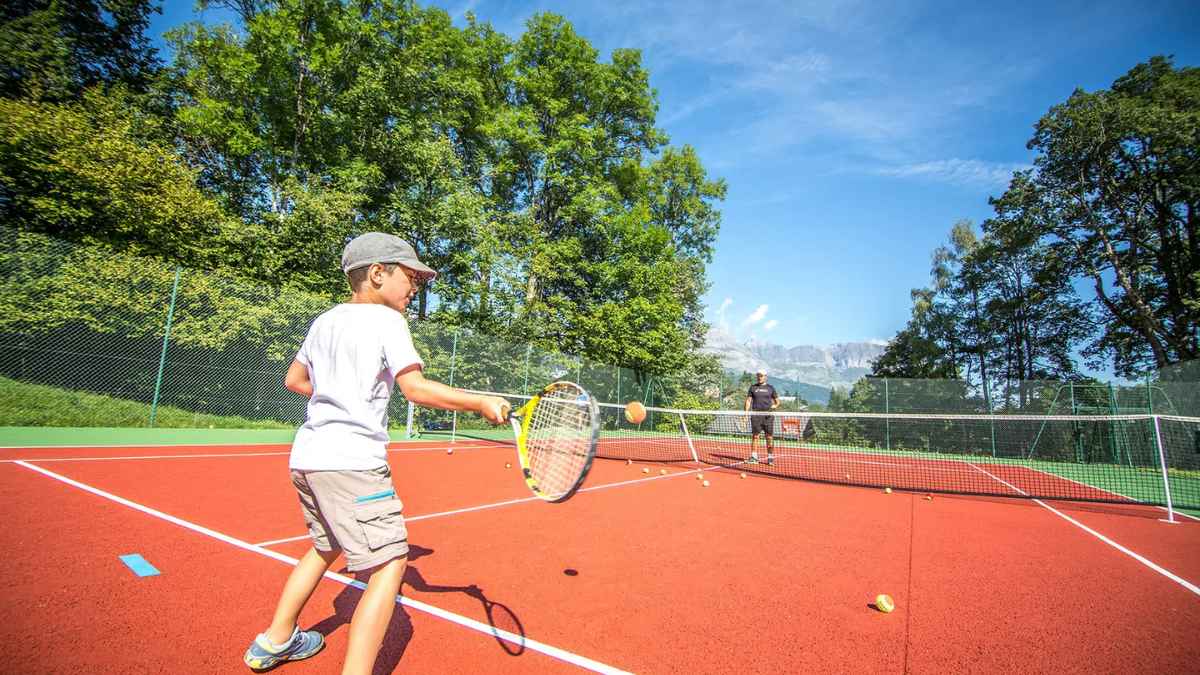 Niño practicando tenis en cursos infantiles de Barajas 2025 2026.