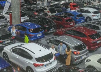 Coches en exposición con descuentos 2025 en España, rebajas de hasta 8.363 euros.